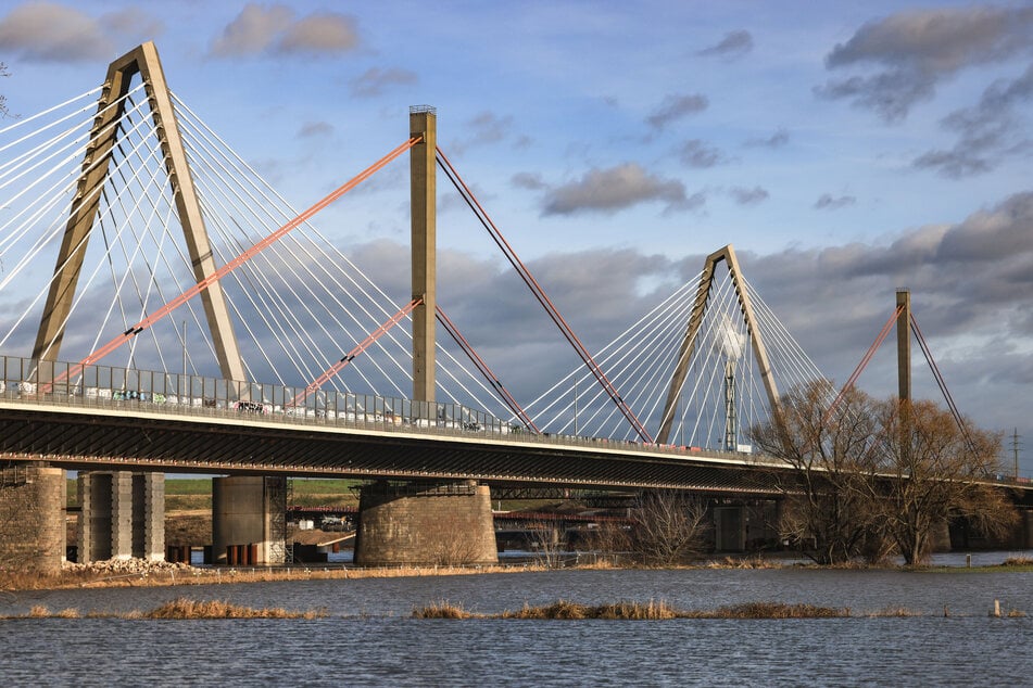 Grund für die zweiwöchige Vollsperrung der Autobahnbrücke bei Leverkusen ist die Umlegung des A1-Verkehrs von der alten auf die neue Rheinbrücke.