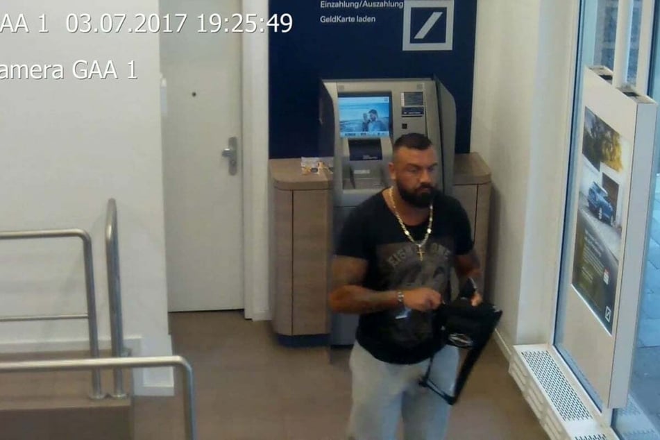Das letzte Bild von Rezan Cakici (damals 29) in einer Oldenburger Bankfiliale. 2023 suchte die Polizei gesondert nach der auffälligen Goldkette des zweifachen Vaters.