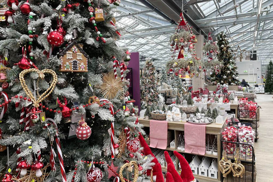 Schlendert durch die riesige XXL Weihnachtswelt und bringt Euch schon jetzt richtig in weihnachtliche Stimmung.