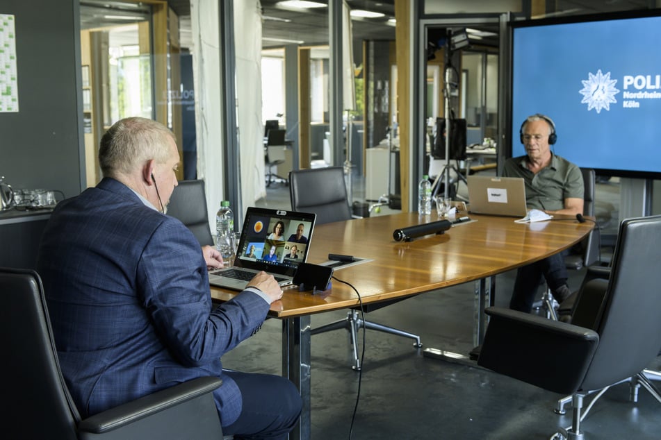 Köln: Klaus J. Behrendt (r, als Max Ballauf) und Dietmar Bär (l, als Freddy Schenk) arbeiten bei Dreharbeiten zur 81. Kölner "Tatort"-Folge "Brennen sollst Du" am Laptop.