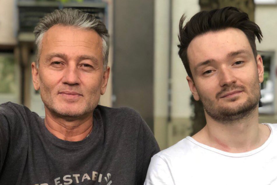 Ein Foto aus glücklicheren Tagen: Vater und Sohn verbringen Zeit zusammen.