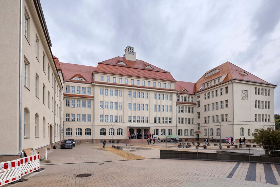 In den vergangenen Jahren flossen knapp 30 Millionen Euro in die Sanierung des Gymnasiums Cotta (fast 1000 Schüler).