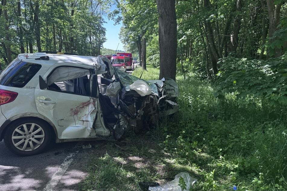 Zwei Menschen wurden bei einem schrecklichen Unfall in der Nähe von Blankenheim schwer verletzt. Die Beifahrerin verstarb später im Krankenhaus.