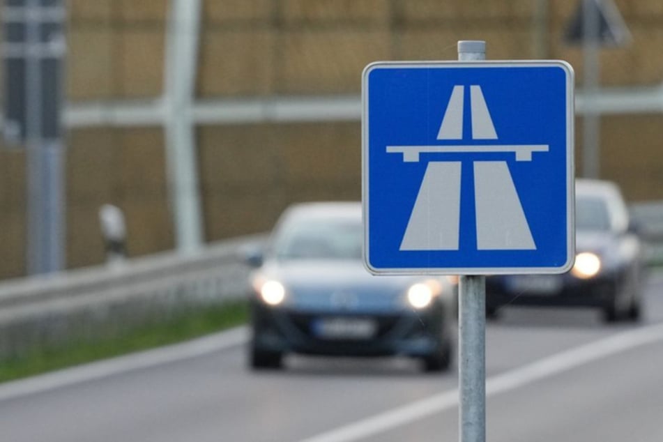 Verletzt, desorientiert und mit Hund auf A4 unterwegs: Was ist diesem Fußgänger passiert?