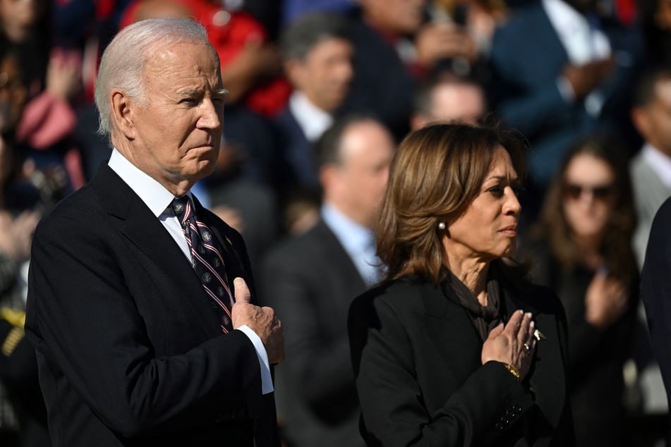 US President Joe Biden (l.) and Vice President Kamala Harris (r.) stand at attention during a wreath-laying ceremony at The Tomb of the Unknown Soldier at Arlington National Cemetery to mark Veterans' Day on Monday in Arlington, Virginia.