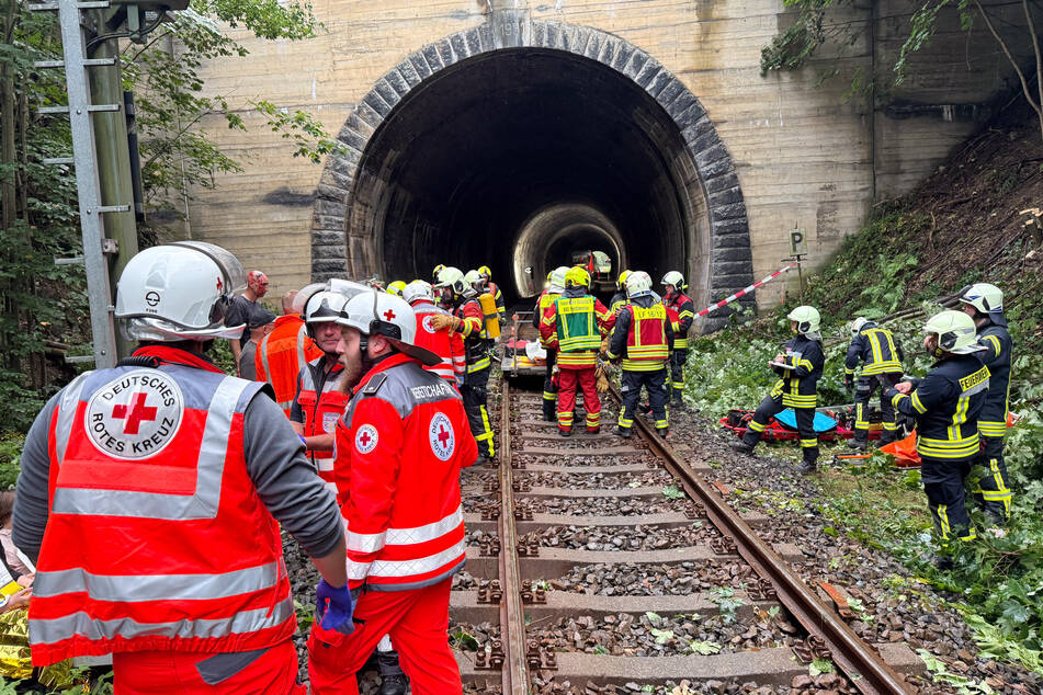 Großübung im Erzgebirge: Katastrophenschützer üben Zug-Drama im Tunnel