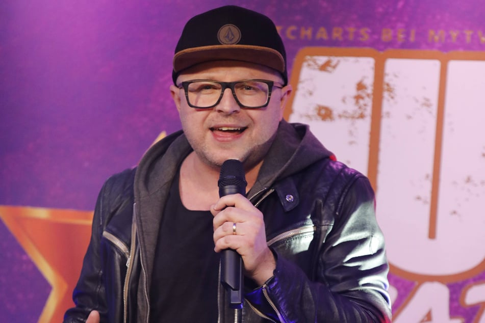 Der Dresdner Schlagersänger Anthony Weihs unterstützt das Charity-Adventssingen.