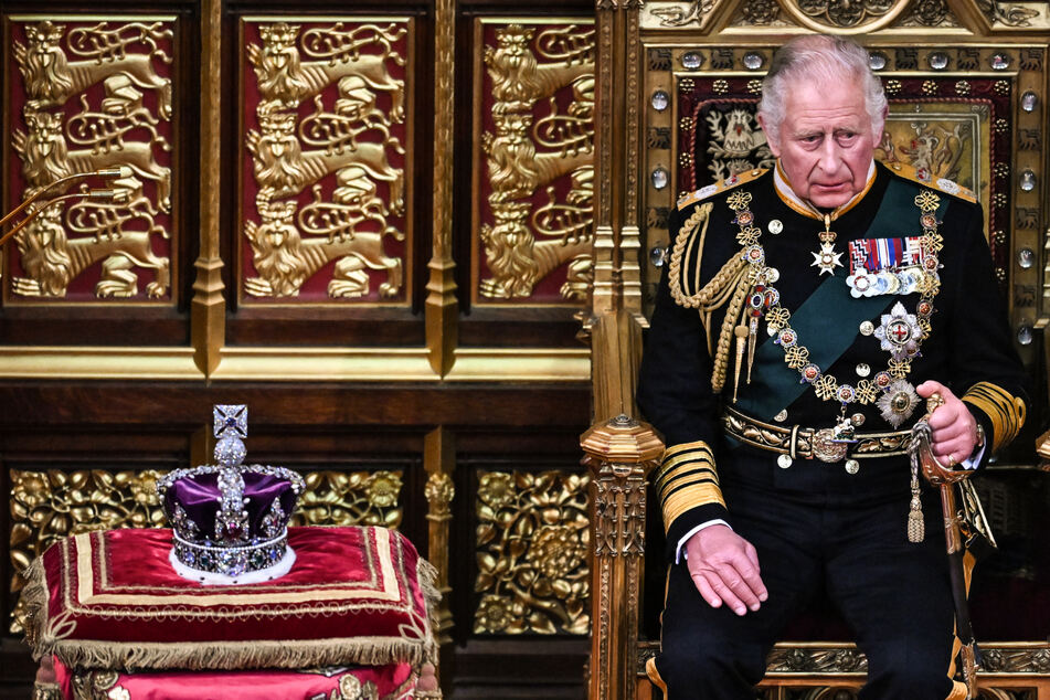 Britische Medien spekulieren, dass König Charles III. (73) nach nur einem Jahr abtreten wird. Denn das soll Nostradamus prophezeit haben.