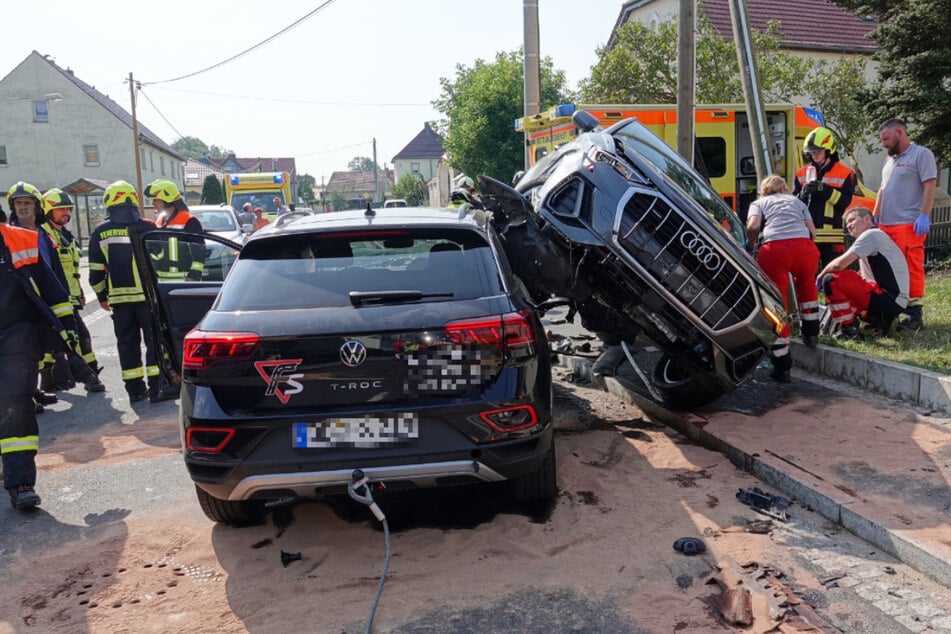 Audi rammt mehrere Autos und bleibt auf Fahrschulauto stehen: Zwei Schwerverletzte