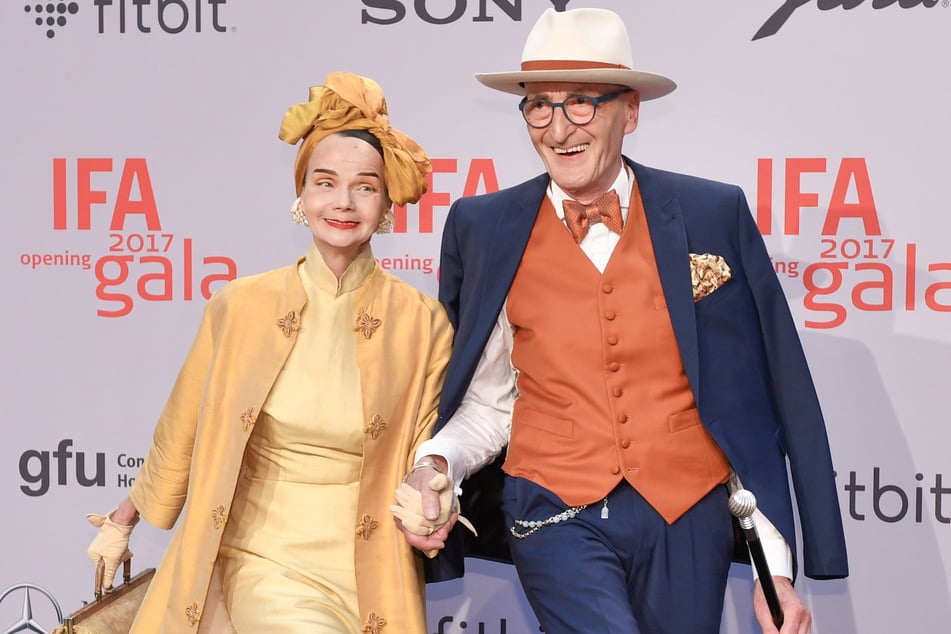 Günther Krabbenhöft (79) und seine Freundin Britt Kanja (73) gelten nun seit vielen Jahren als echte Stilikonen in der Berliner Society.