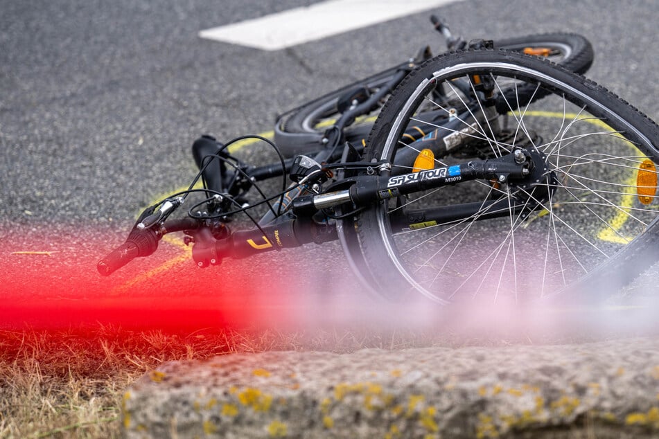 Elfjähriger auf Fahrrad von Auto erfasst: Kind wird bewusstlos und landet im Krankenhaus