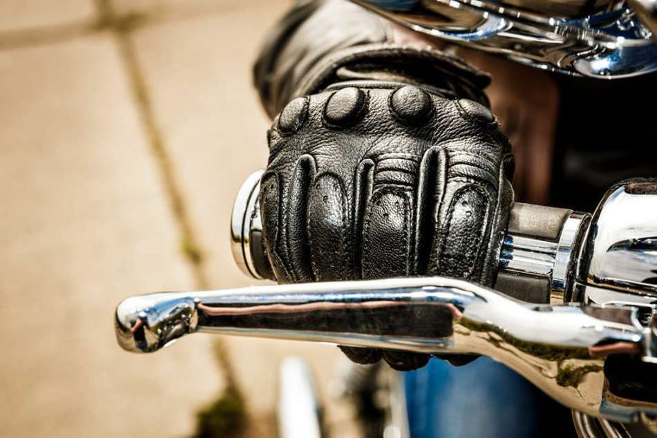 Ein Motorradfahrer ist nach einem schweren Unfall im Wartburgkreis gestorben. (Symbolbild)