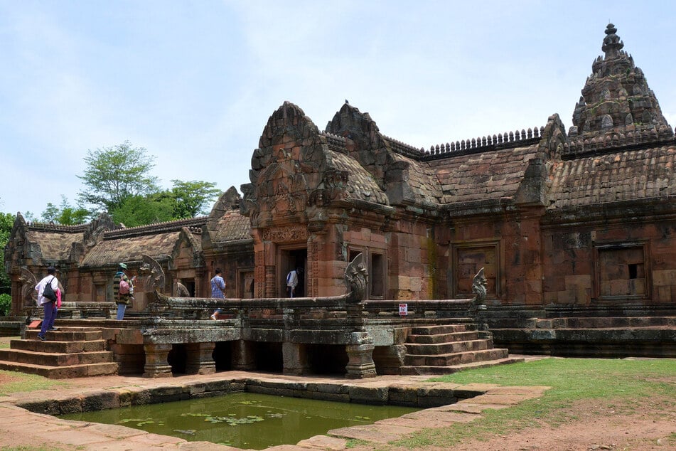 Touristen besuchen eine Tempelanlage im Phanom Rung Historical Park, auch unter dem Namen Prasat Hin Khao Phanom Rung bekannt.