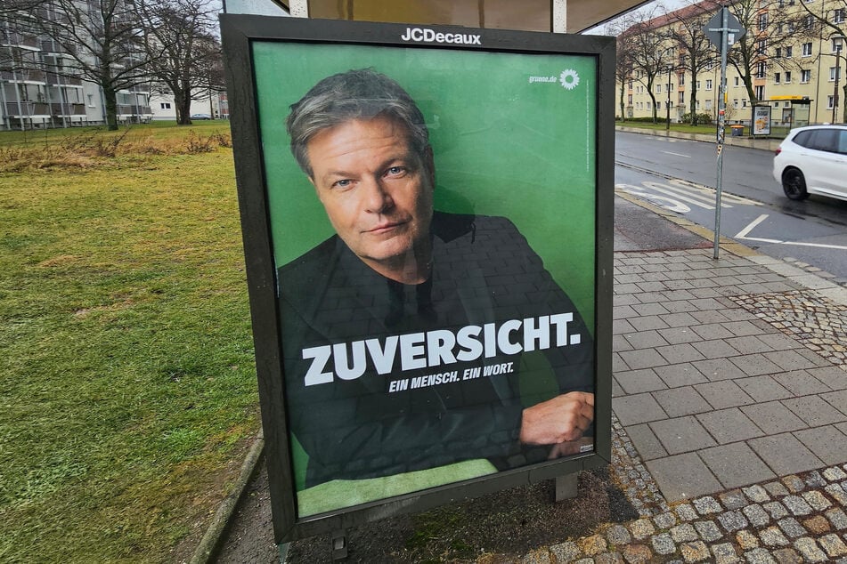 Ebenso an der Bushaltestelle Gerichtsstraße: Auch hier soll das Plakat von Robert Habeck (55, Grüne) nichts mit dem Wahlkampfbeginn in drei Tagen zu tun haben.