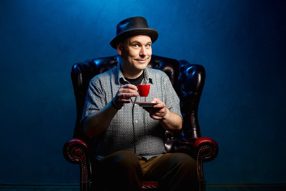 Der Künstlerische Leiter der Herkuleskeule, Philipp Schaller (47), hier im Soloprogramm "Sie mich auch - update '25".