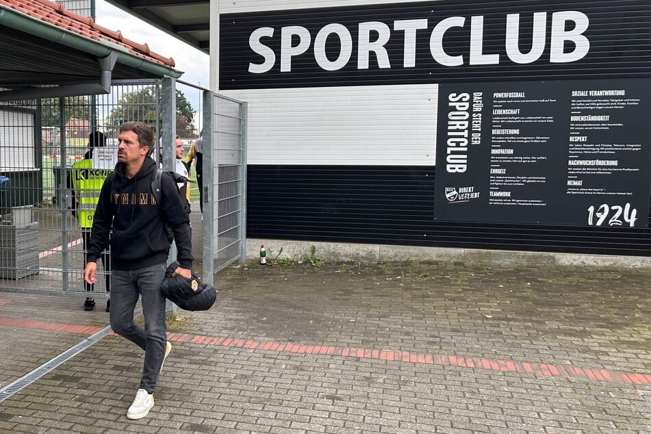 Auch Coach Thomas Stamm (41) ist im Sportpark angekommen.