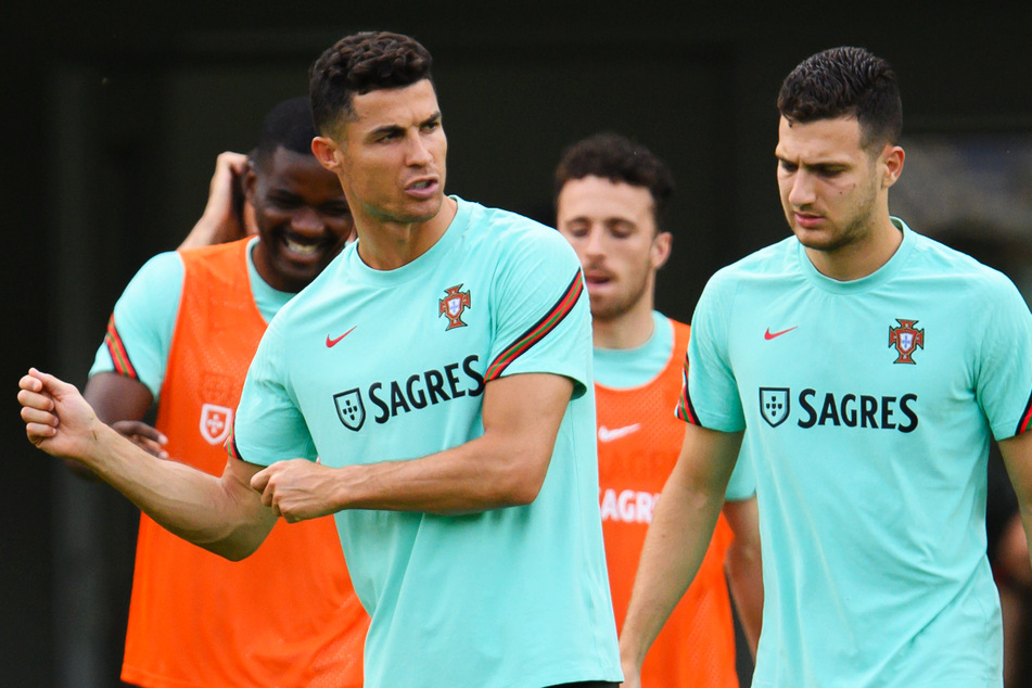 Der portugiesische EM-Teilnehmer Diogo Dalot (22, r.), hier mit Superstar Cristiano Ronaldo (36, 2.v.l.), soll von Manchester United geholt werden.