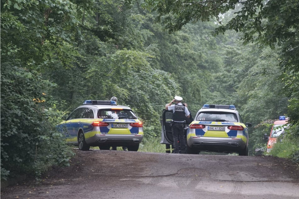 Polizisten stehen vor der Unglücksstelle. Ein Kleinflugzeug ist in der Nähe von Böblingen abgestürzt.