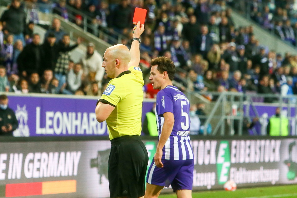 Umstrittener Platzverweis: Schiedsrichter Nicolas Winter zeigt Clemens Fandrich (30) die Rote Karte.