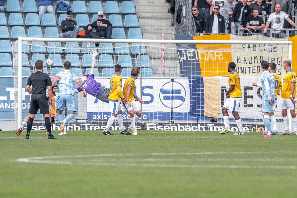 Diesen wunderschönen Freistoß versenkte Leon Damer (26, 3.v.r.) gegen Jena zum 4:1-Endstand.