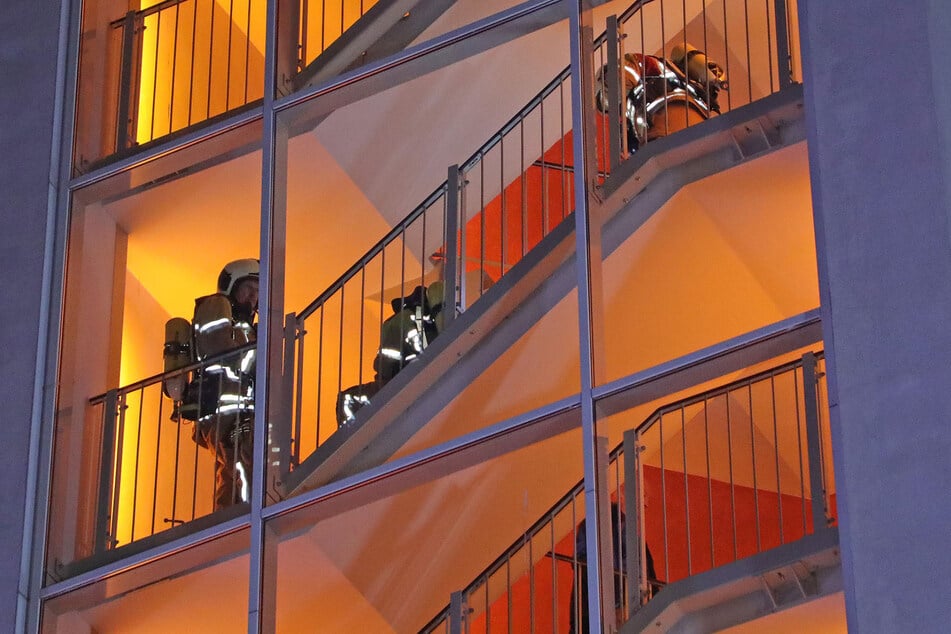 Die Feuerwehr bekämpfte den Brand im siebten Stock.