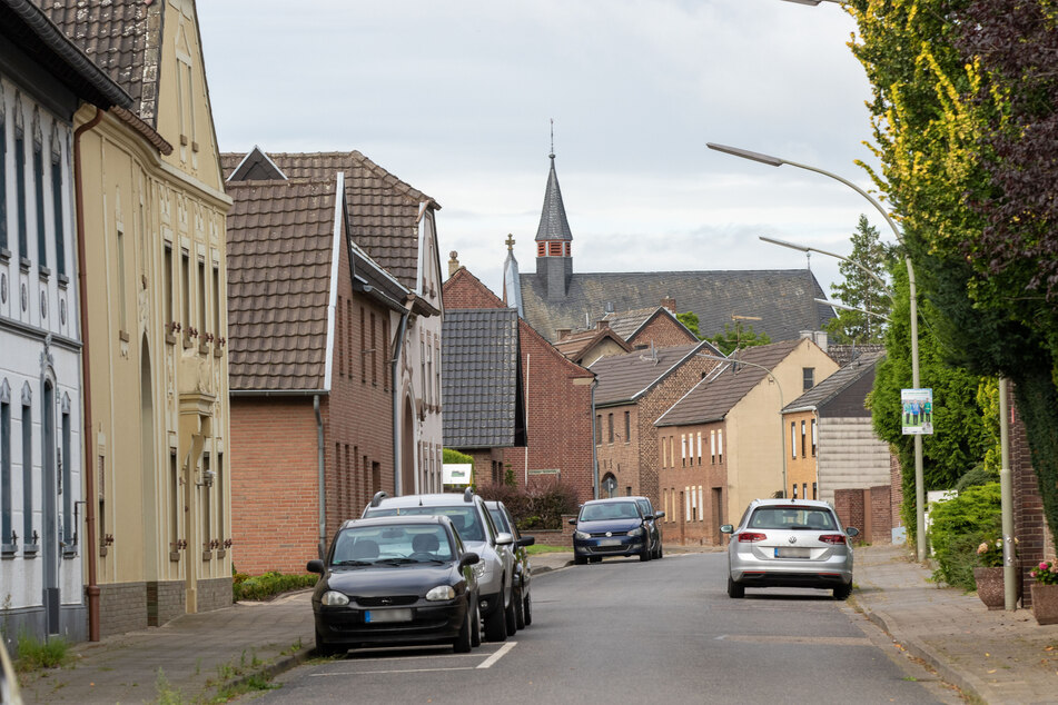 Die Häuser stehen leer, weil die Ortschaften in den Kreisen Düren und Heinsberg nach und nach dem Tagebau weichen müssen.