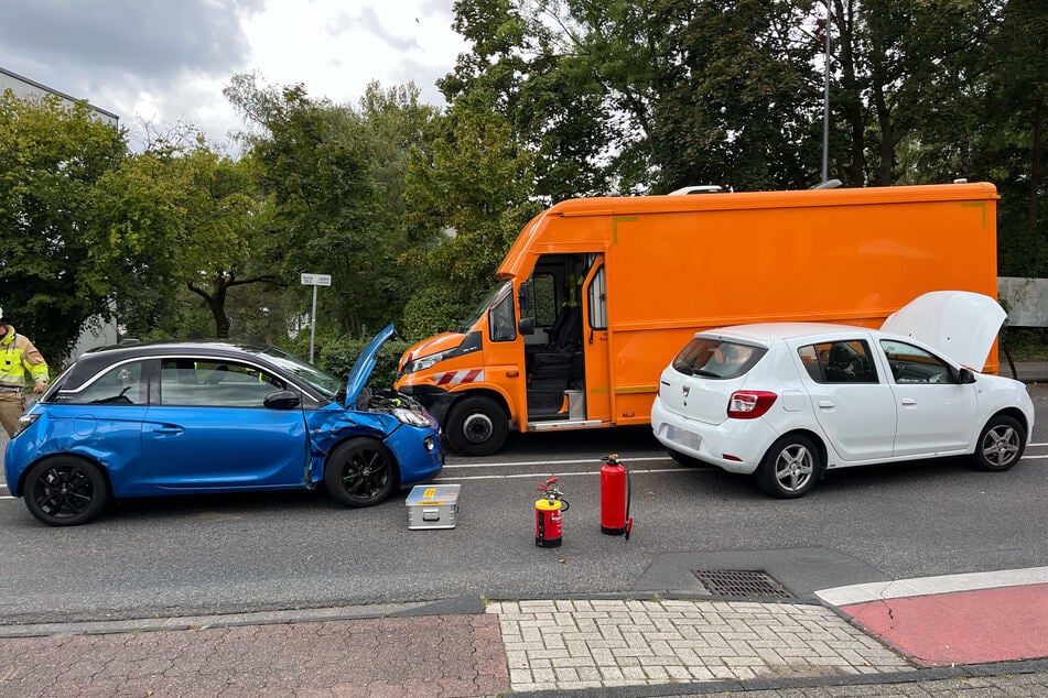 In Bergisch Gladbach ist es zu einem Unfall an einer Grundstücksausfahrt gekommen.