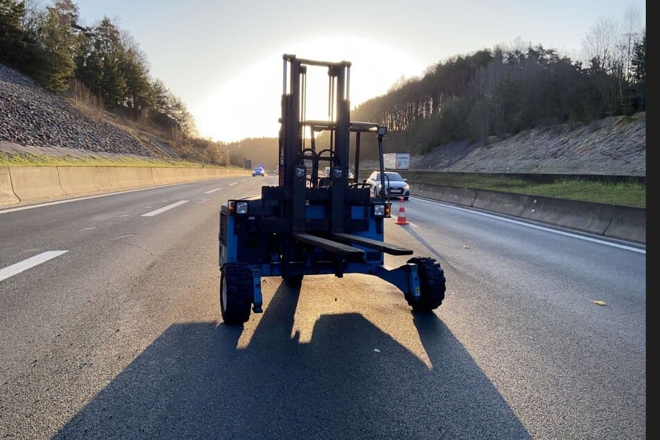Ein Gabelstapler steht auf der Autobahn 9 bei Plech (Landkreis Bayreuth). Ein Lastwagen hatte das Fahrzeug während der Fahrt verloren.