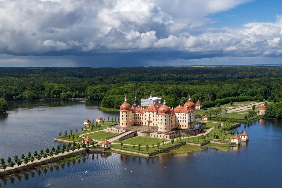Bei der exklusiven Führung entdecken Besucher die prunkvollen Räume und besonderen Schätze von Schloss Moritzburg.
