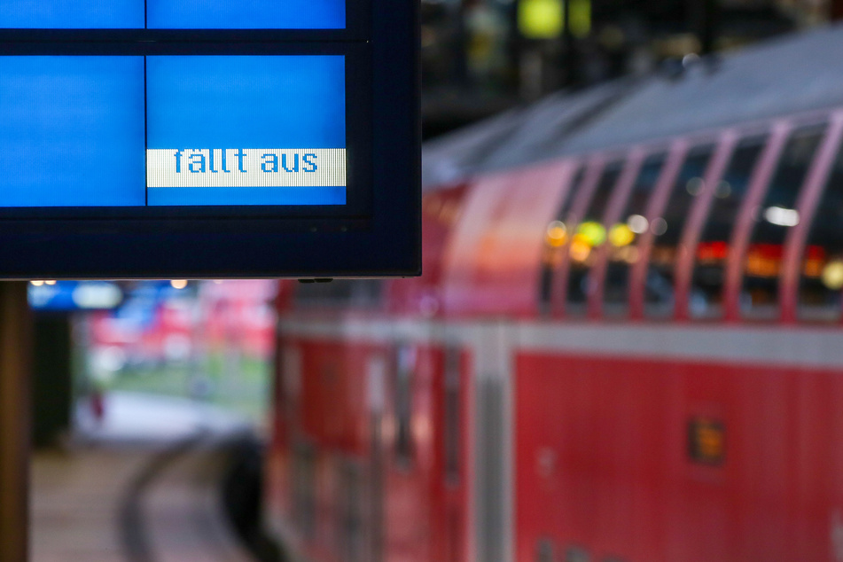 Reisende müssen während der Sommerferien mit Zugausfällen und Schienenersatzverkehr rechnen. (Archivfoto)