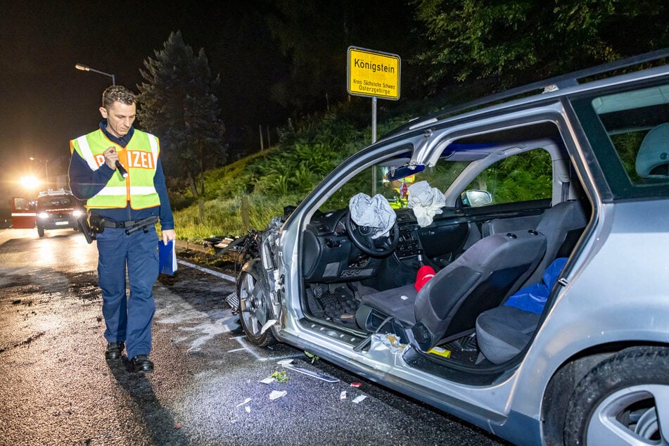 Nachdem der Audi-Fahrer aus seinem Wagen befreit wurde, musste das Auto mit Totalschaden abgeschleppt werden.