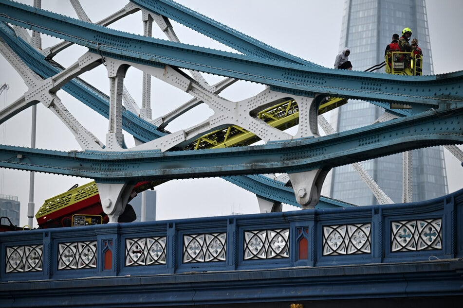 Ein Mann kletterte auf die Tower Bridge in London.