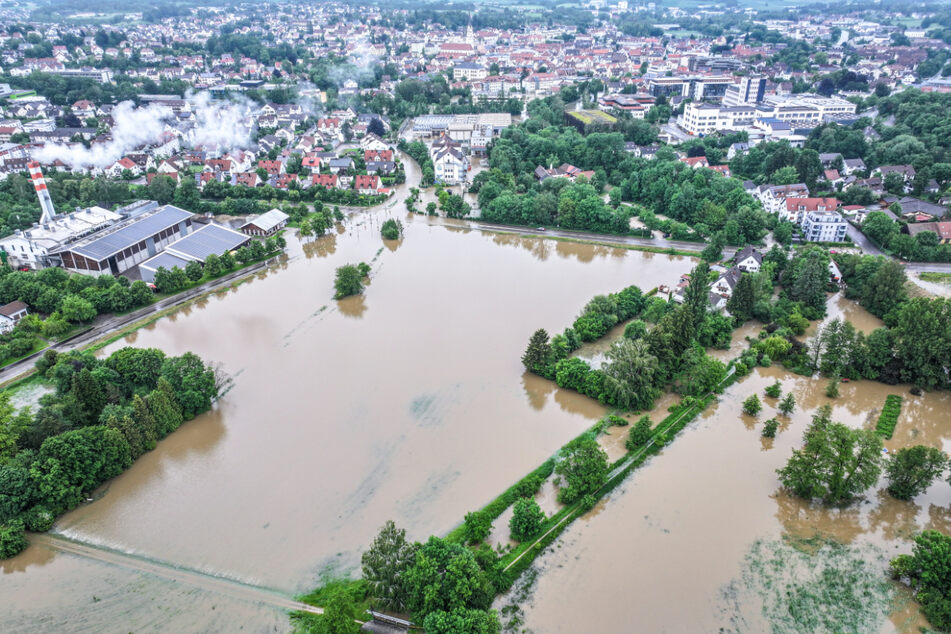 Pfaffenhofen An Der Ilm: Luftbildaufnahmen zeigen die aus den Ufern getretene Ilm.