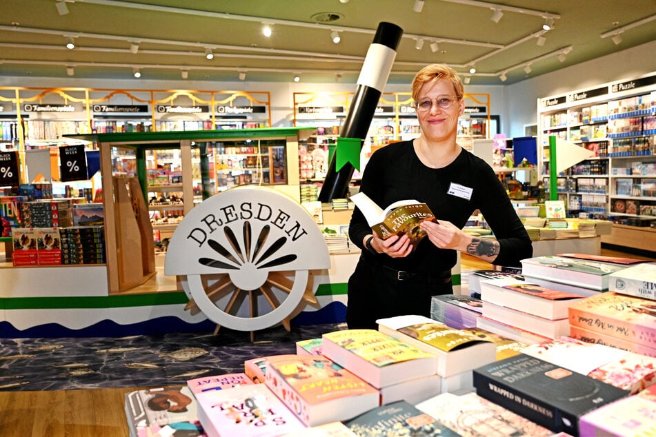 Buchhandlungsleiterin Eva Kriegel (40) freut sich über die Details wie den Schaufelraddampfer.