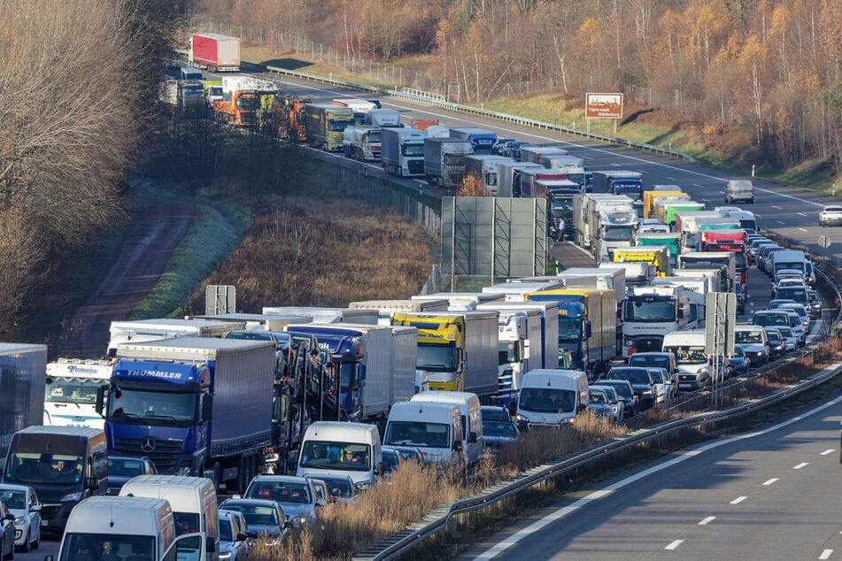 Auf der A4 kam es infolge des Unfalls zu einem langen Stau.