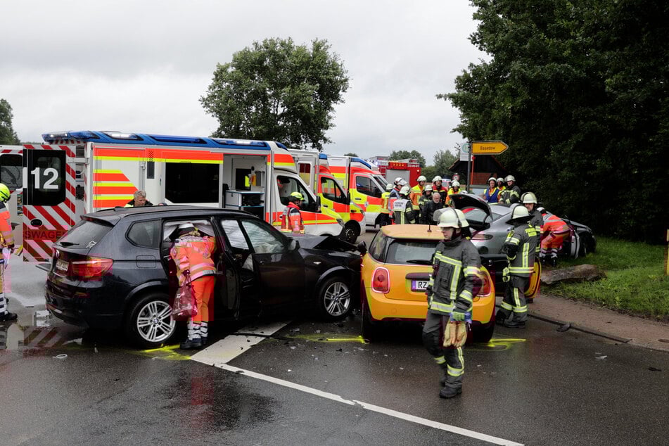 Bei dem Unfall zwischen drei Autos wurden sieben Personen verletzt.