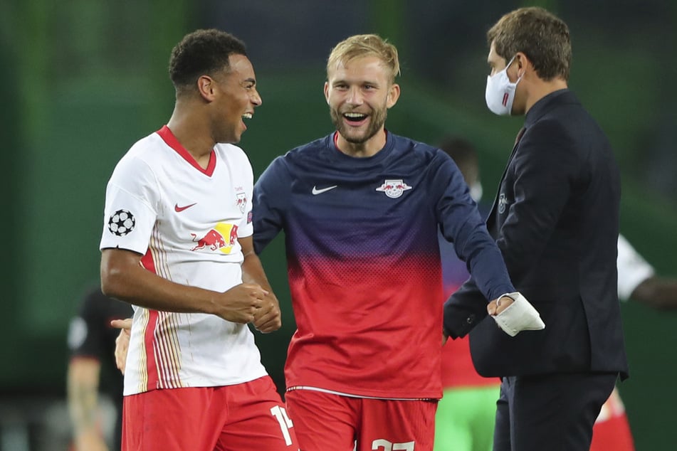 Da hatte er noch gut lachen: Nach dem Sieg gegen Atletico Madrid Mitte August konnte Konrad Laimer (23, M.) ja noch nicht ahnen, was auf ihn zukommen würde.