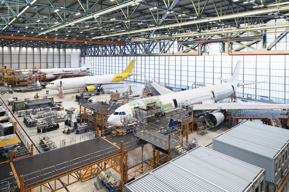 Im Hangar der Elbeflugzeugwerke (EFW) werden die A330 Personenflugzeuge zu Frachtmaschinen umgerüstet.