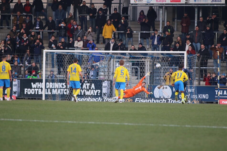 Keine Chance für Andreas Naumann im Lok-Kasten, den gut getretenen Strafstoß von Daniel Frahn zum zwischenzeitlichen 2:0 zu halten.