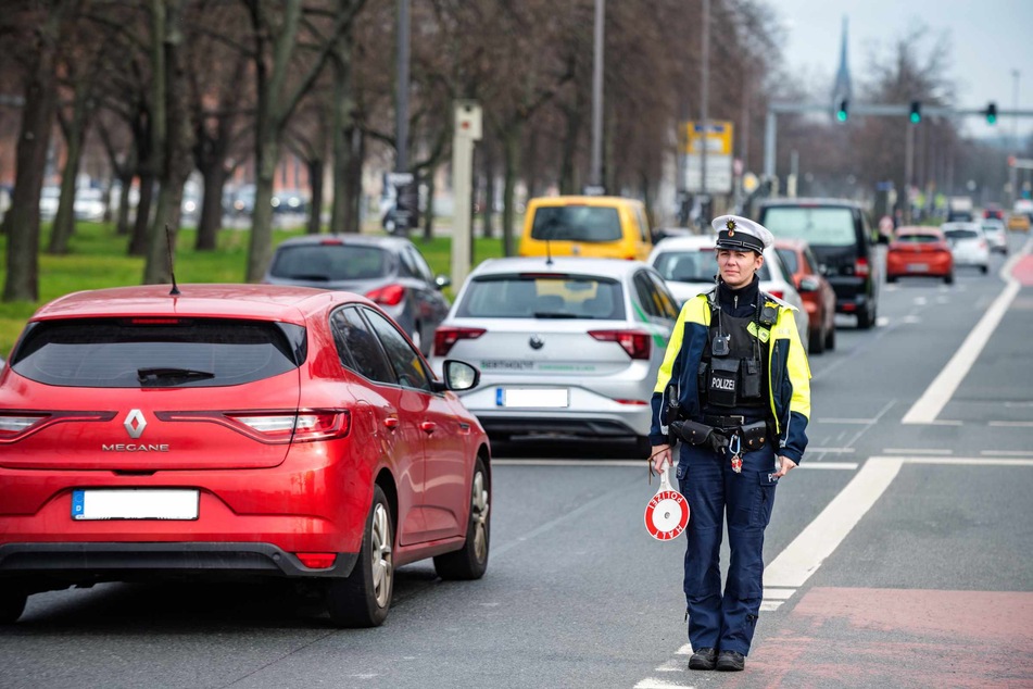 In Dresden zog die Polizei nahe des Georgplatzes verdächtige Fahrzeuge zur Kontrolle aus dem Verkehr.