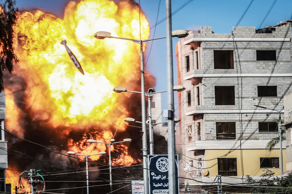 Gebäude, das mit der Terrororganisation Hamas in Verbindung steht, explodiert, nachdem es von einem israelischen Luftangriff getroffen wurde.
