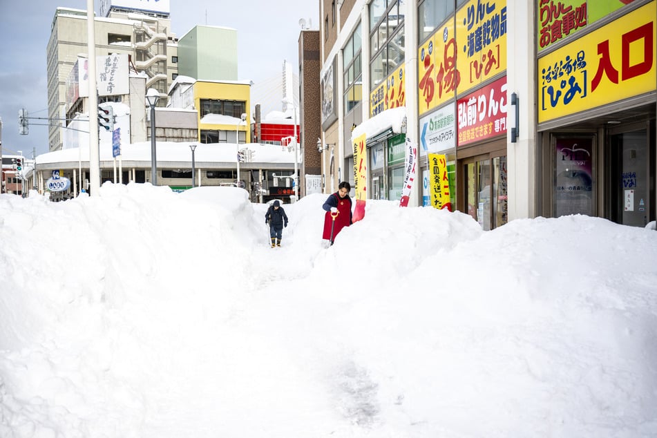 Seit Tagen versinken Orte wie Aomori unter meterhohen Schneemassen, der Alltag ist vielerorts lahmgelegt.