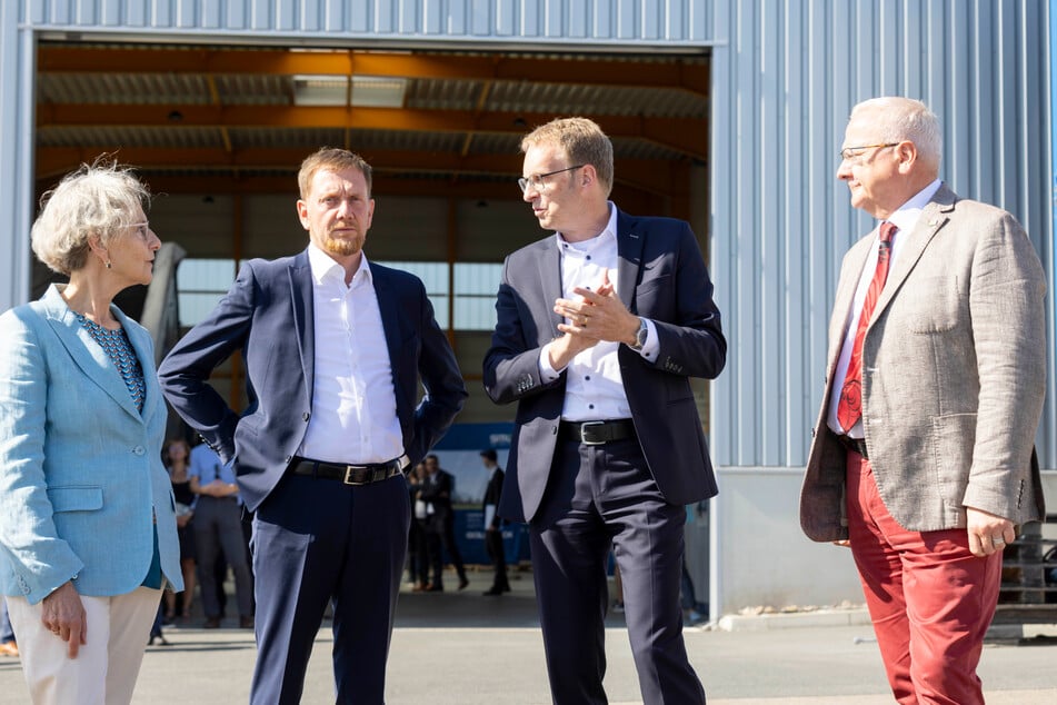 Dresdens TU-Rektorin Ursula Staudinger (65, v. l.), MP Michael Kretschmer (49, CDU), Prof. Günther Prokop (54) und der Hoyerswerdaer OB Torsten Ruban-Zeh (61, SPD) waren am Dienstag bei der Demonstration auf dem Testgelände dabei.