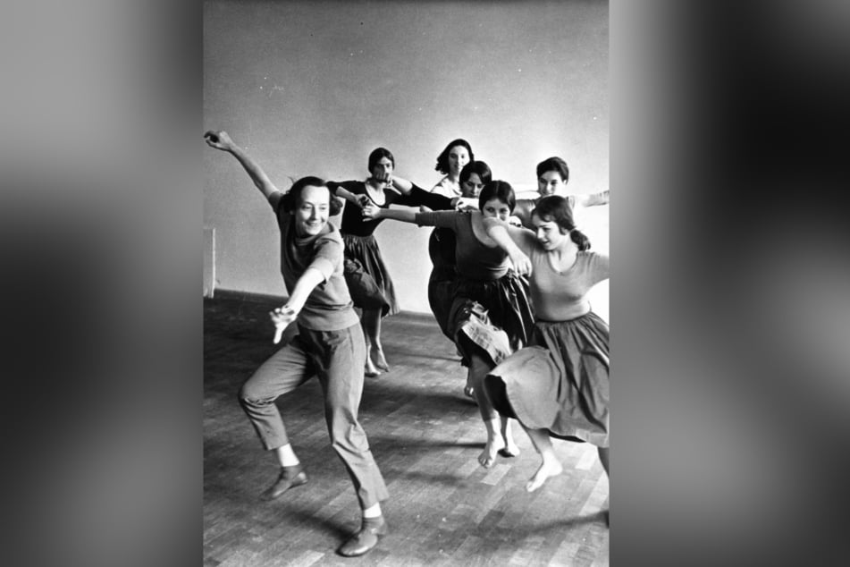 Die Tänzerin Gret Palucca bei der Ausbildung ihrer Schüler im Jahr 1958.