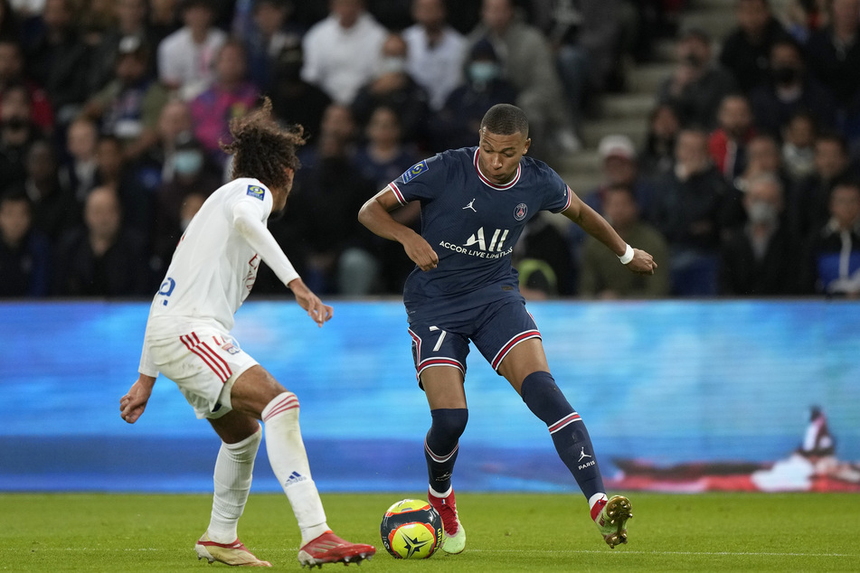 Der Stürmerstar attackiert am sechsten Spieltag gegen Olympique Lyon. Mbappe (22, r.) hat schon 4 Treffer und 3 Vorlagen in dieser Saison gesammelt.