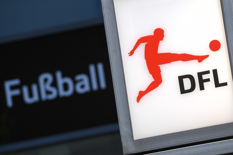 Das Logo der Deutschen Fußball Liga (DFL) prangt im Frankfurter Westend vor einem Bürohaus, Sitz der DFL-Zentrale.