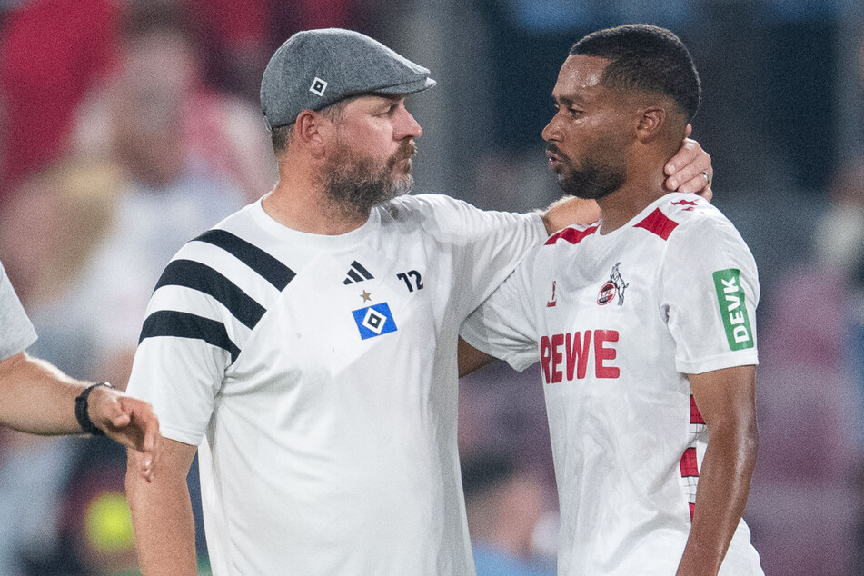 HSV-Coach Steffen Baumgart (52, l.) nach dem Spiel im Gespräch mit Kölns Torschütze Linton Maina (25),