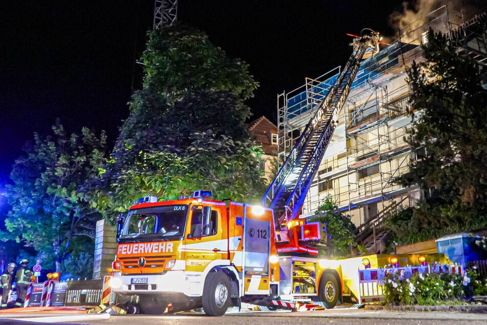 Stuttgart: Fabrikhalle in Stuttgart in Flammen: Vier Verletzte, immenser Schaden
