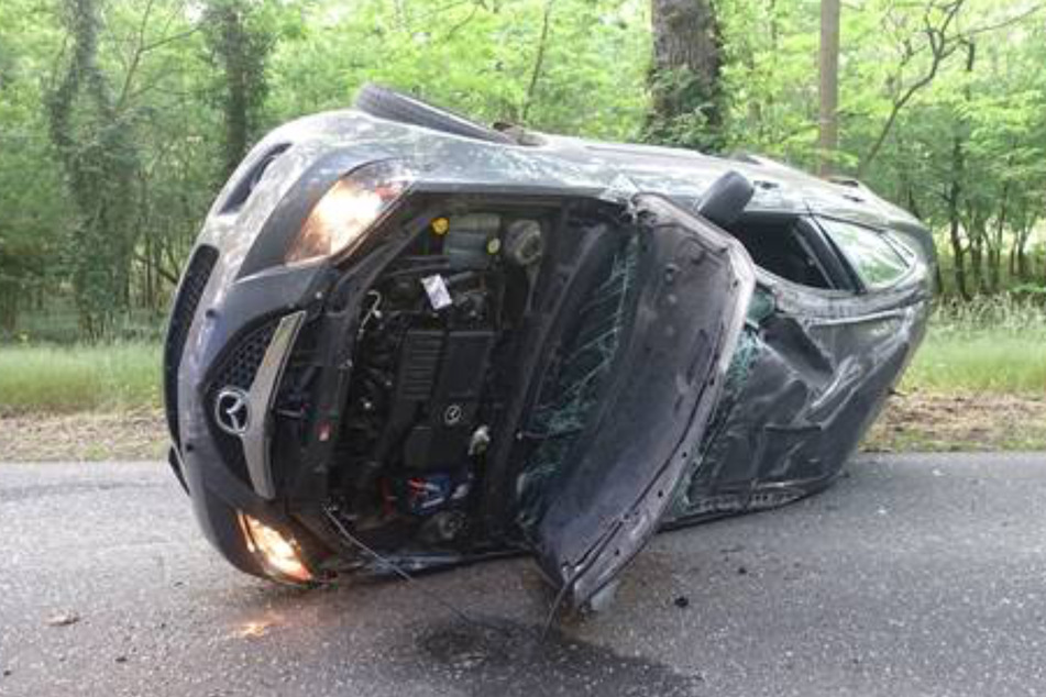 Im Landkreis Börde verunfallte ein Mazda, in dem sich zwei Jugendliche befanden.