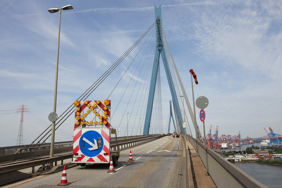 Baustellenabsperrungen stehen auf der Köhlbrandbrücke. (Archivbild)